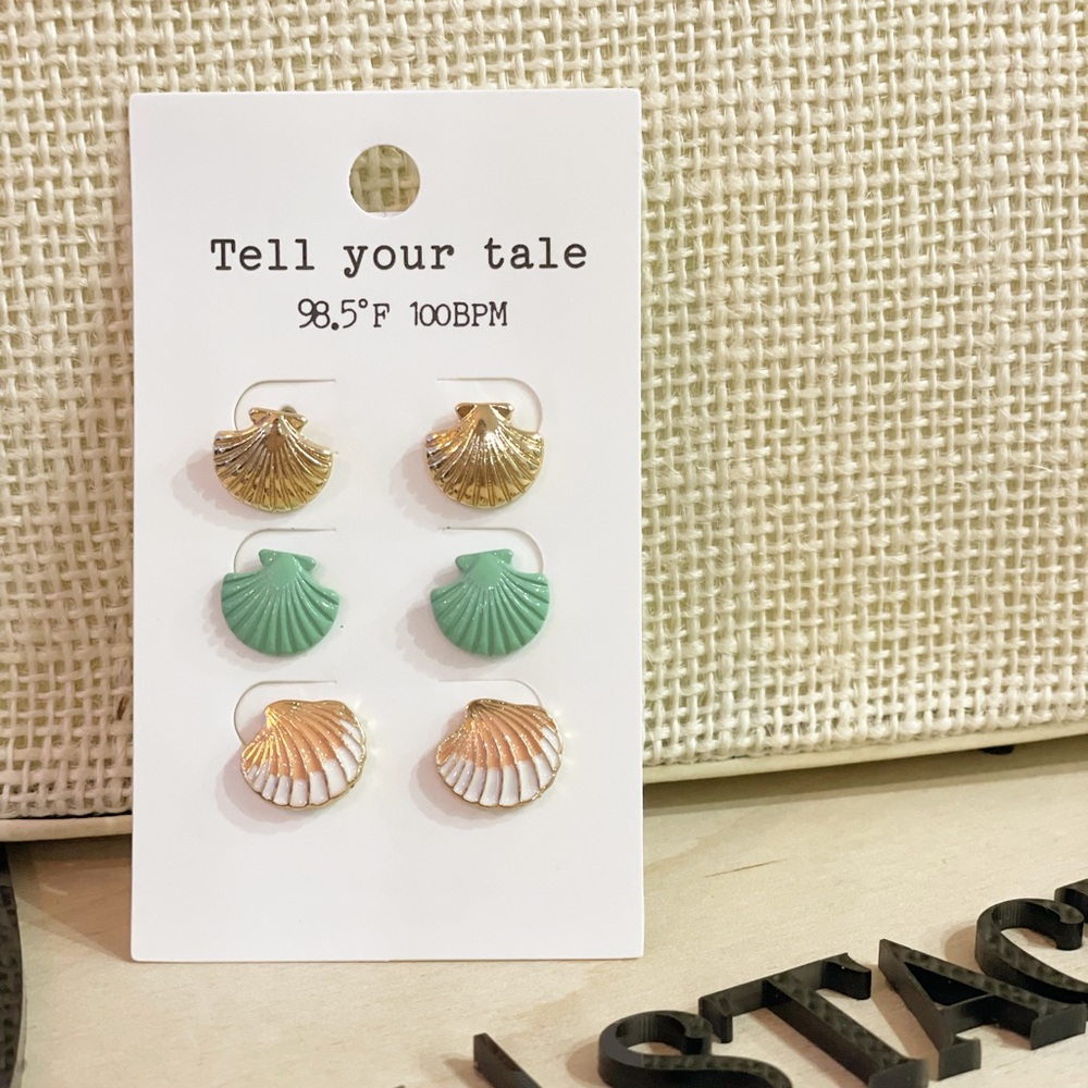 NWT Seashell earrings
